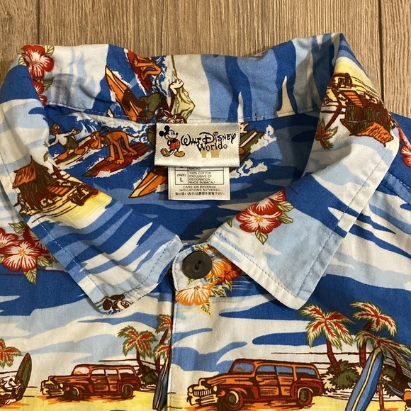 Walt Disney World | Mickey Big Mickahuna Beach & Surf Co | Hawaiian | La… - Picture 4 of 9